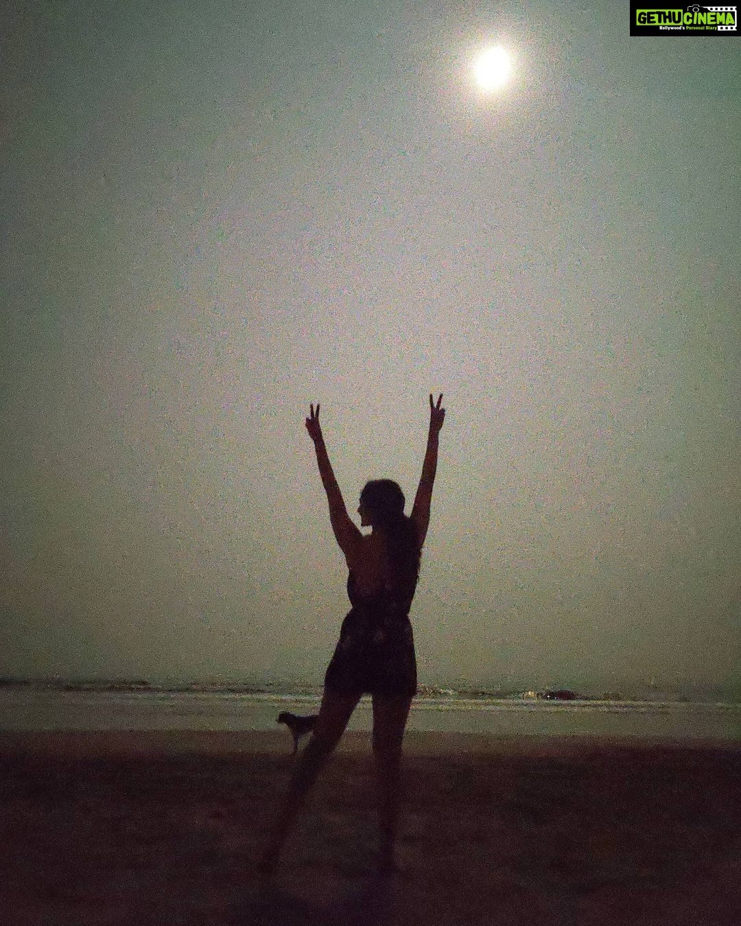 Deepti Sati Instagram - Spot the photo bomber 😂 #fullmoon #moonchild