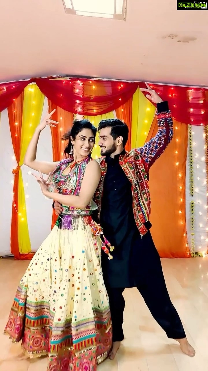 Deepti Sati Instagram - Happy Dussehra to all ❤️ Dancing on the beats of dhol with @99neerav_ Reel mein lets garba roll !! 🌺🌺🌺 #reels #dholida #garba #garbafusion #happydusshera #dance #fun #feelitreelit