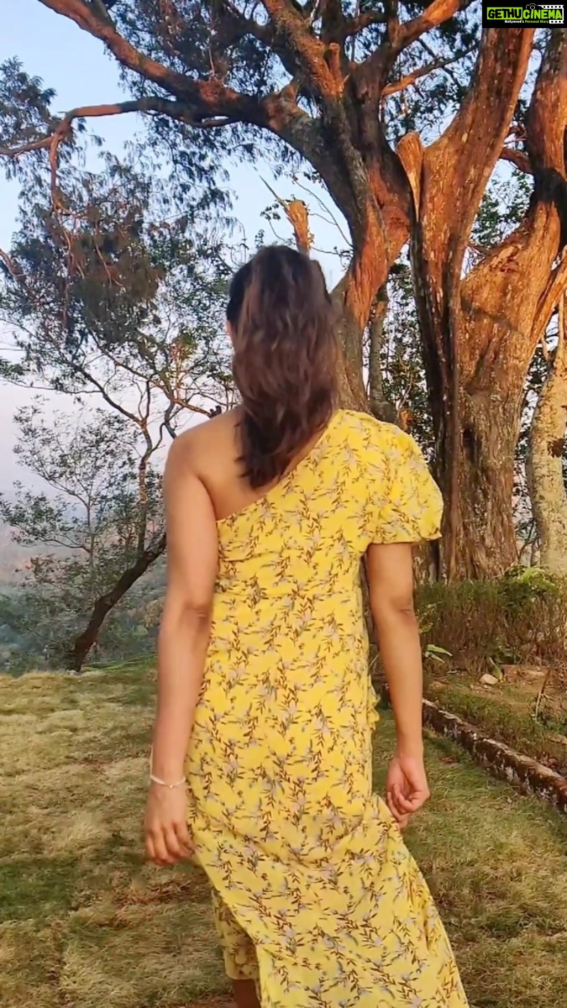 Deepti Sati Instagram - Twirling Out in nature !! Bts with @rahulmsathyan And my handsome @warrier_ashwin_ #reels #slowmo #reeling #bt