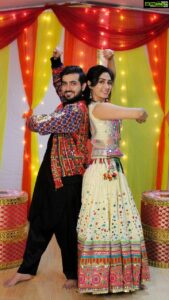 Deepti Sati Instagram - This Navratri reel and twist Kamariya with us @99neerav_ ✌️😁
Videography : @kalartistfilms
Choreography team : @menonshruthi_b @amitjadhav281 
Outfit : @harshalds