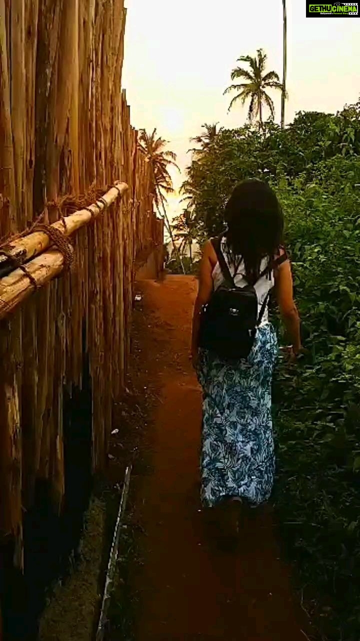 Deepti Sati Instagram - Wana run to the beach like nowwwwww... . . . #reels #feelitreelit #majormissing #sunsets #beaches #freesoul