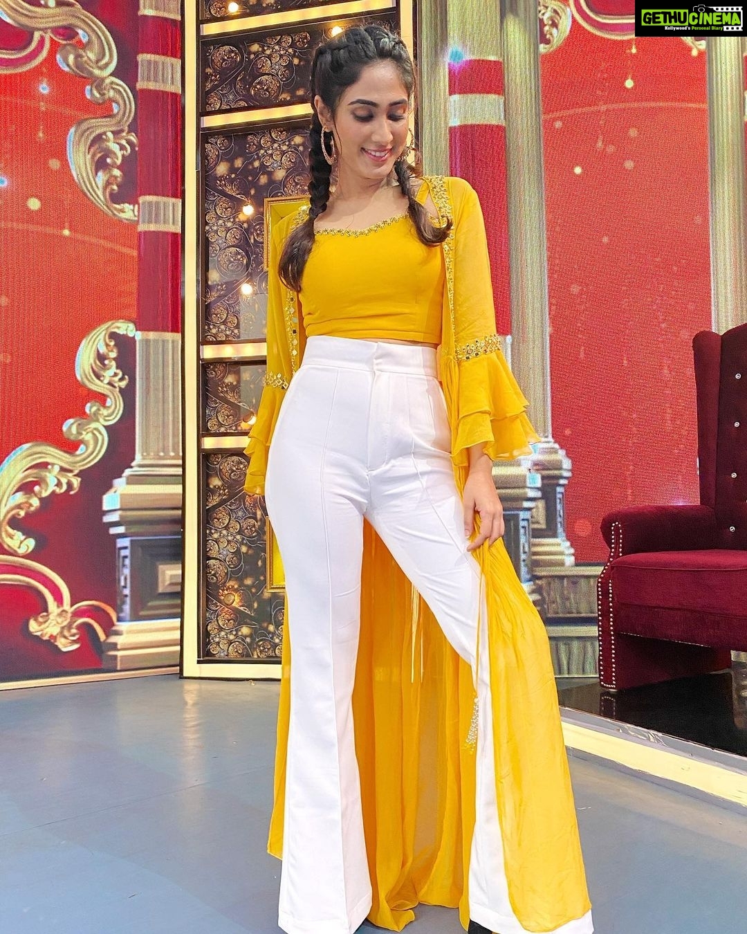 Deepti Sati Instagram - Catch me laughing real hard and doing funny things with a lil bit of dancing only on Asianet comedy stars season 2 !!! Tomm and day after (nov 30 and Dec 1 ) only on @asianet Styled by this cutie @joe_elize_joy @styyledbyjoe Outfit by @aiwasilks Assisted by @kiran_krzz @i_anjlie Thanks guys for all the last min help 🥰 #asianet #comdeystars