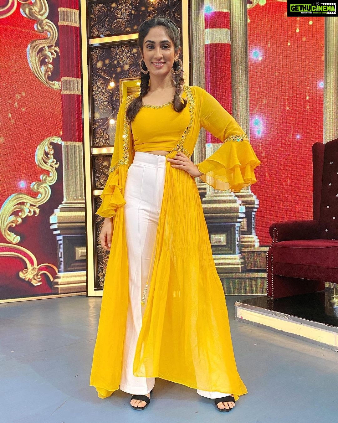 Deepti Sati Instagram - Catch me laughing real hard and doing funny things with a lil bit of dancing only on Asianet comedy stars season 2 !!! Tomm and day after (nov 30 and Dec 1 ) only on @asianet Styled by this cutie @joe_elize_joy @styyledbyjoe Outfit by @aiwasilks Assisted by @kiran_krzz @i_anjlie Thanks guys for all the last min help 🥰 #asianet #comdeystars