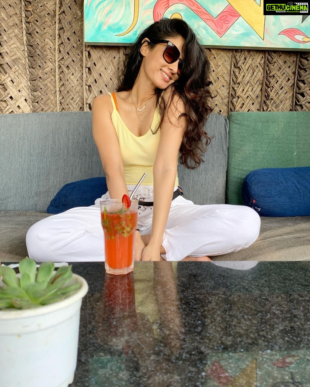 Deepti Sati Instagram - Need some strawberry lemonade !!! 🍓 Prana & Prana Cafe