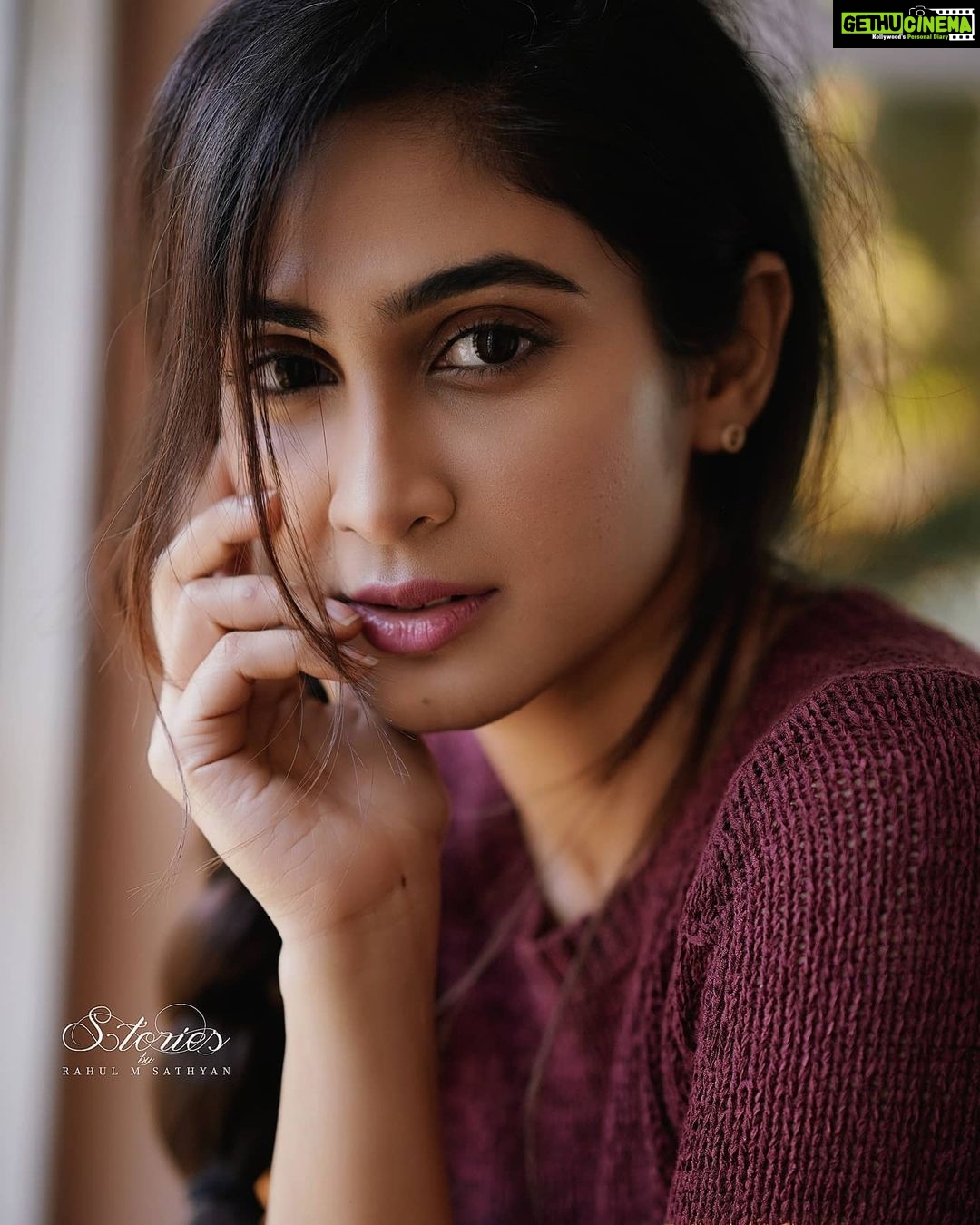 Deepti Sati Instagram - 💜 close up 💜 Clicked by @rahulmsathyan . . . #closeup #shooting #onshoot #tb