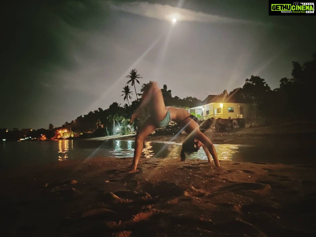 Deepti Sati Instagram - Miss that opportunity and freewill that makes me fly Miss the sand and water that makes me sigh โบ๏ธ Miss that moon light and it's entrancing vibe !!! ๐ I just miss get-away time ! . . . . #throwback #beachvibes #happychild #nightandday