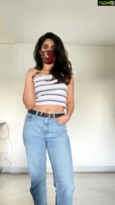 Deepti Sati Instagram - If only changing into workout clothes were so easy n quick , I would workout every day 😛🙄🤘🏻 #just #reels #trying #changetrend
