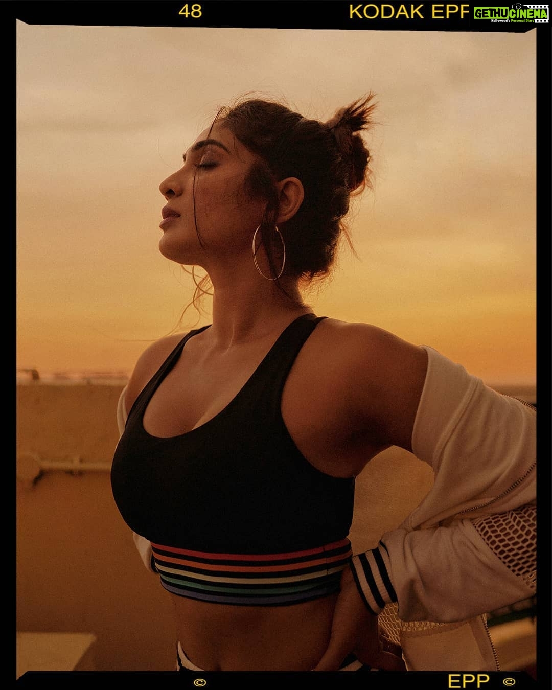 Deepti Sati Instagram - Times have been unpredictable !! But If there's anything that's a constant , it's the beauty of a sunset ๐ Different every single day, yet beautiful in its own way #sunsets #feels Captured by @albert_will.i.am