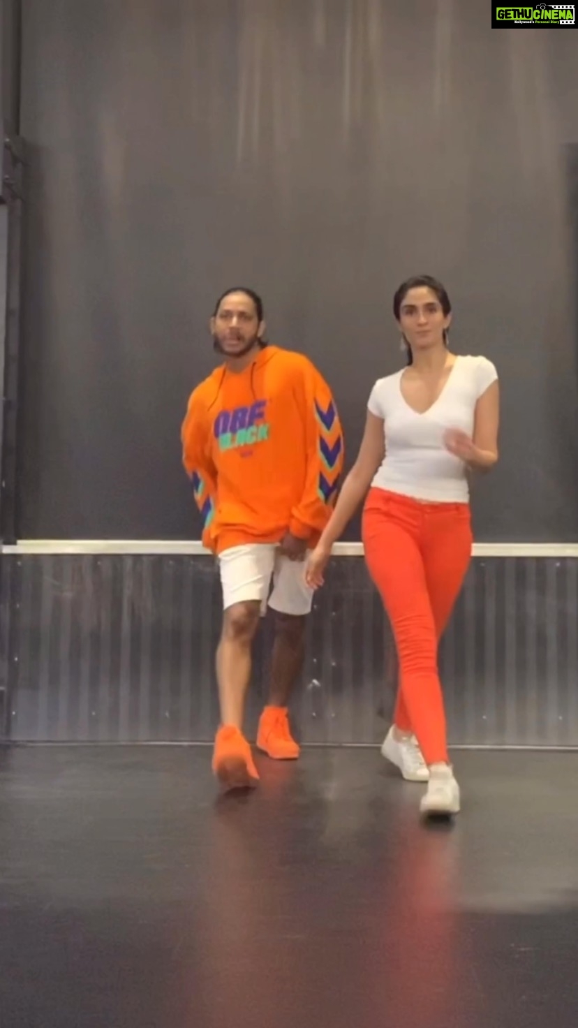 Deepti Sati Instagram - 🧡U-n-I 🤍 with @melvinlouis 🔥 #deeptisati #melvinlouis #dance #bollywood #music #reelit #humtum