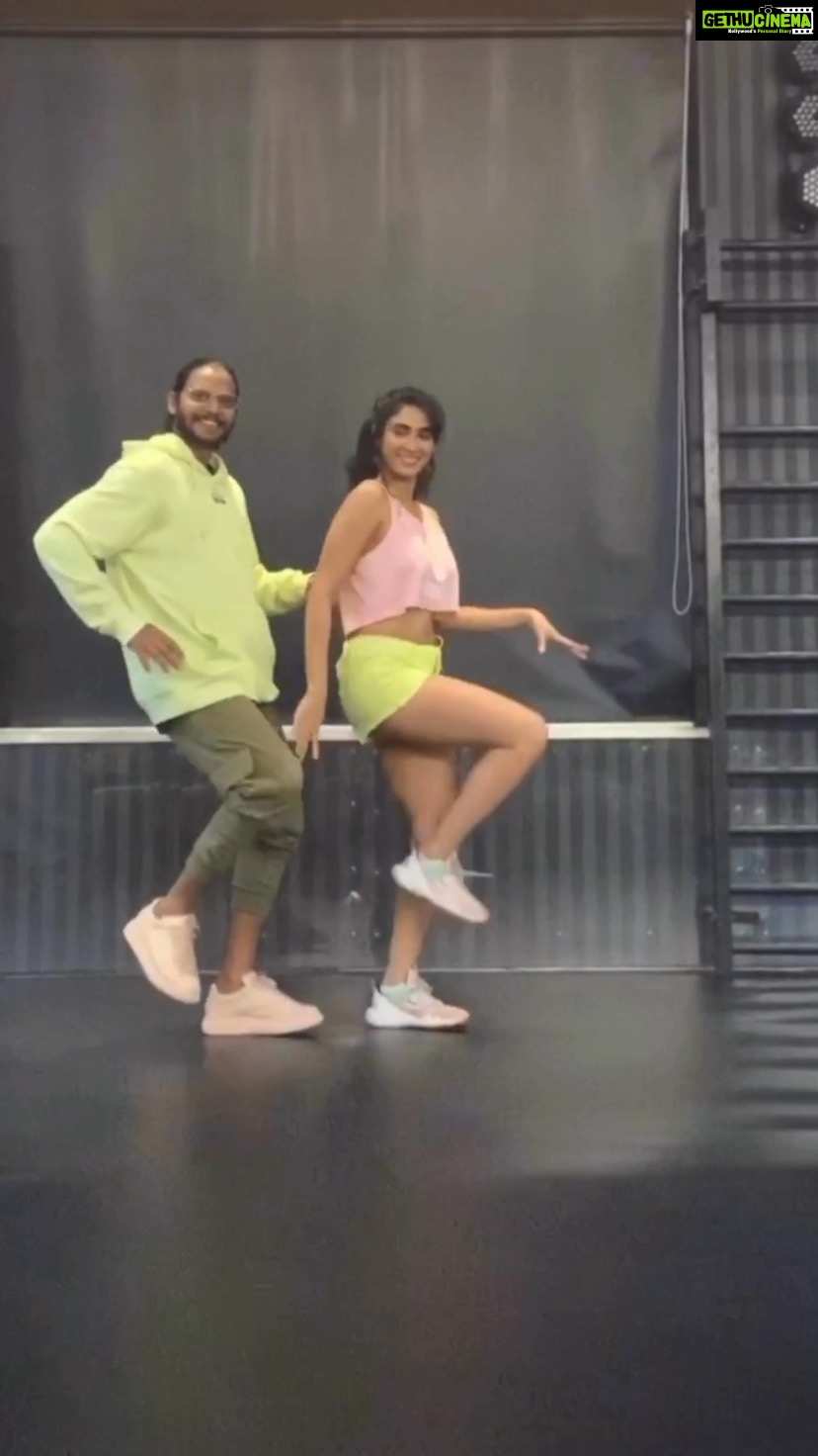 Deepti Sati Instagram - Taking it easy ! Reeling it light 😋🥰 Oh my god !!! 😬😉 @deeptisati @melvinlouis Recreate this and Tag us if you upload #melvinlouis #deeptisati #aydiosmiomelvin #aydiosmiodeepti