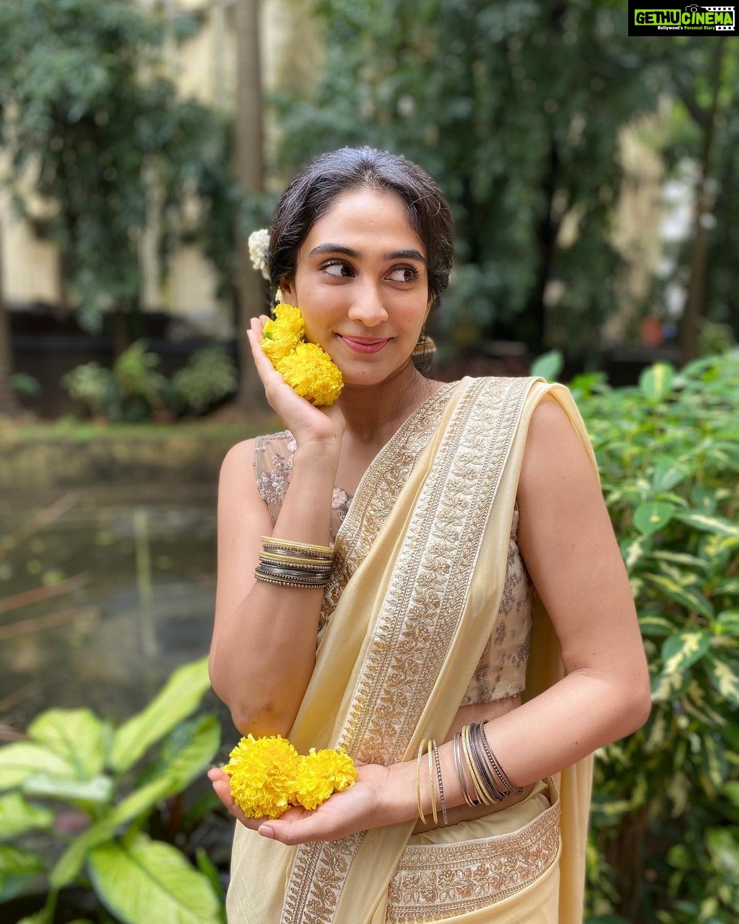 Deepti Sati Instagram - The mandatory pose with the പൂക്കൾ ( flowers ) Pic credit - @anusha_ys 🥰 #onam2020 🌼🌼🌼