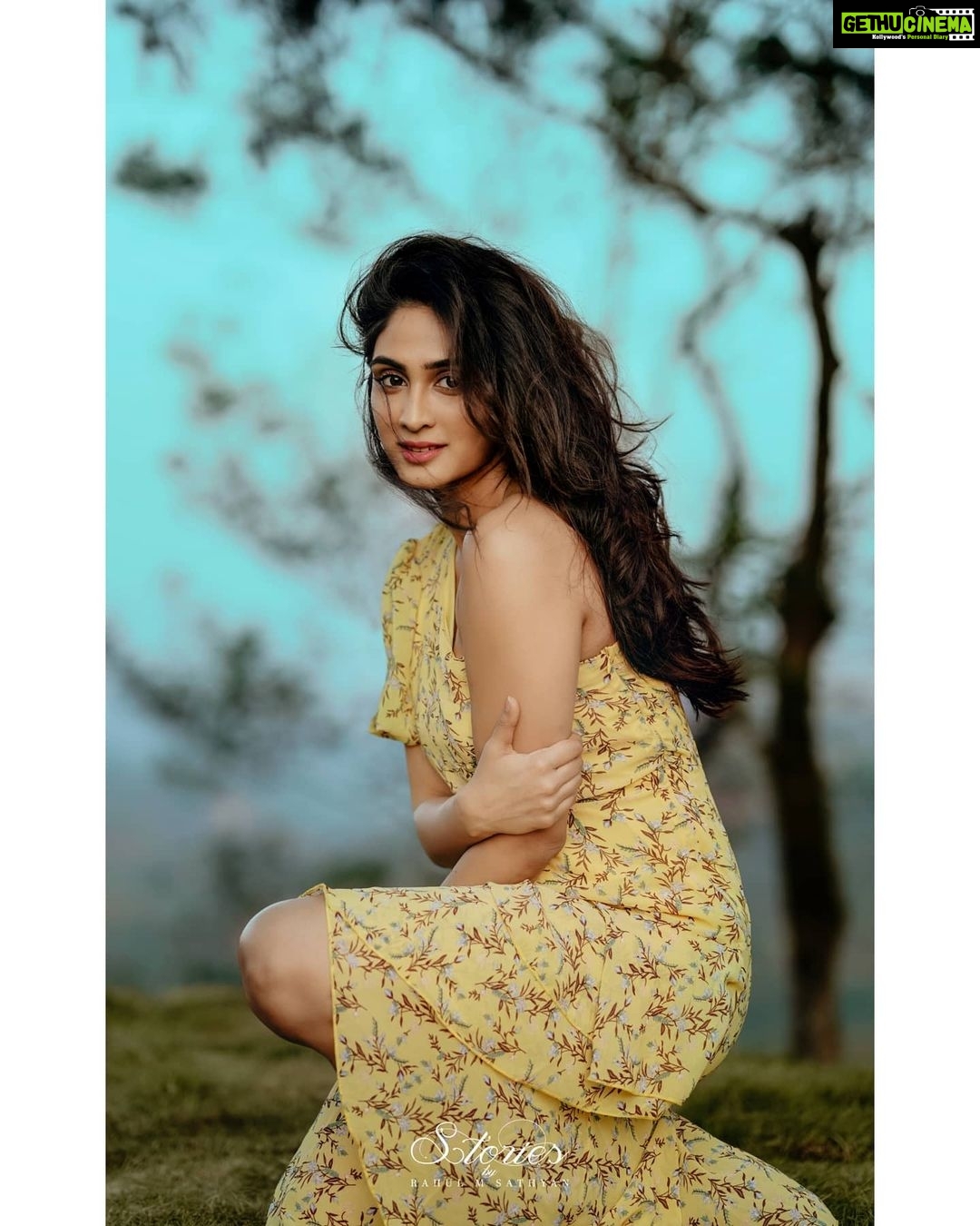 Deepti Sati Instagram - 🌄 Clicked by @rahulmsathyan . . . . #feels #mood #nature #goldenhour