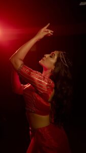 Deepti Sati Instagram - Laal ishq ❤️ @ramzan______mhmd Out now on YouTube https://youtu.be/2wAKynkJpuM Cheggit 🥰 Team : Styling - @joe_elize_joy @sanliya_sabu Mua - @ashna_aash_ Costumes - @shopbyvandy @gospelofdesign #video #videooutnow #laalishq