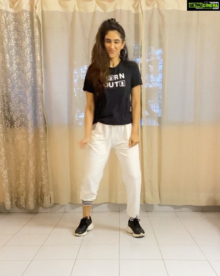 Deepti Sati Instagram - Accepted the pani challenge 😁😏@neeraj_madhav @pearlemaany 😋🤟🏻 #panipaalidancechallenge Mumbai, Maharashtra