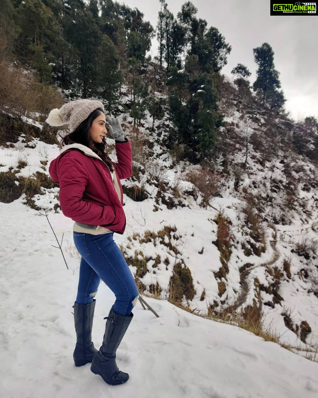 Deepti Sati Instagram - I like the view ❄️ #mussorie #snow #tbpic #bts Dhanaulti, Uttarakhand, India