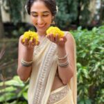 Deepti Sati Instagram - The mandatory pose with the പൂക്കൾ ( flowers ) Pic credit - @anusha_ys 🥰 #onam2020 🌼🌼🌼