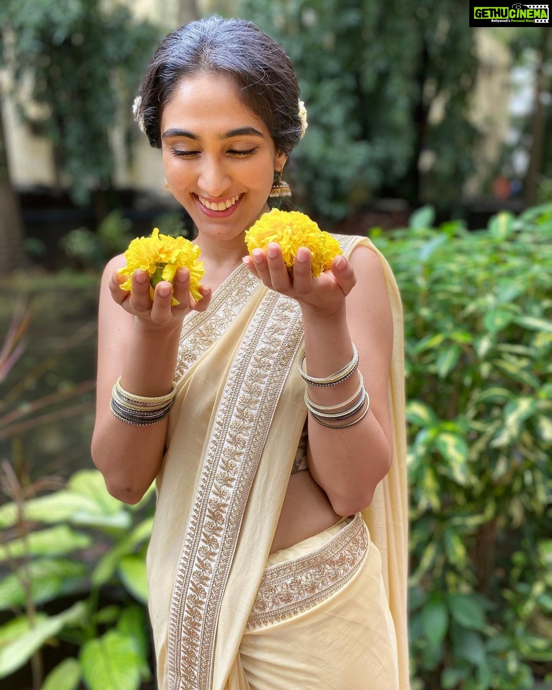Deepti Sati Instagram - The mandatory pose with the പൂക്കൾ ( flowers ) Pic credit - @anusha_ys 🥰 #onam2020 🌼🌼🌼