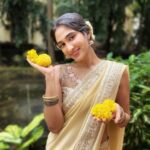 Deepti Sati Instagram - The mandatory pose with the പൂക്കൾ ( flowers ) Pic credit - @anusha_ys 🥰 #onam2020 🌼🌼🌼