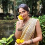 Deepti Sati Instagram - The mandatory pose with the പൂക്കൾ ( flowers ) Pic credit - @anusha_ys 🥰 #onam2020 🌼🌼🌼