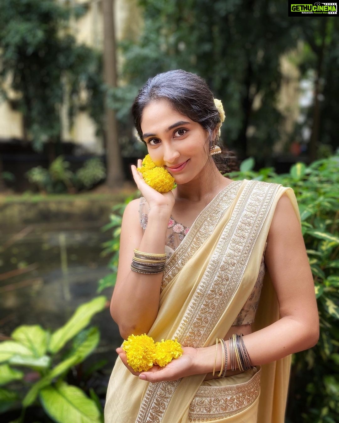 Deepti Sati Instagram - The mandatory pose with the പൂക്കൾ ( flowers ) Pic credit - @anusha_ys 🥰 #onam2020 🌼🌼🌼