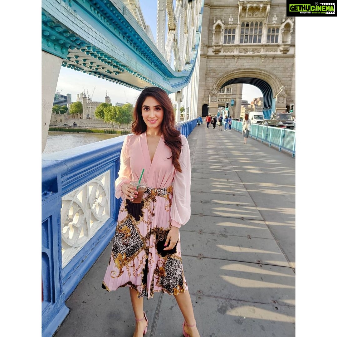 Deepti Sati Instagram - The London bridge ainβt falling down.. But donβt count on it! If after my lockdown indulgences I visit it again.....It just might ππ Miss the π And life was set π #london #towerbridge #sun #goldenhour #travels #missit London, United Kingdom