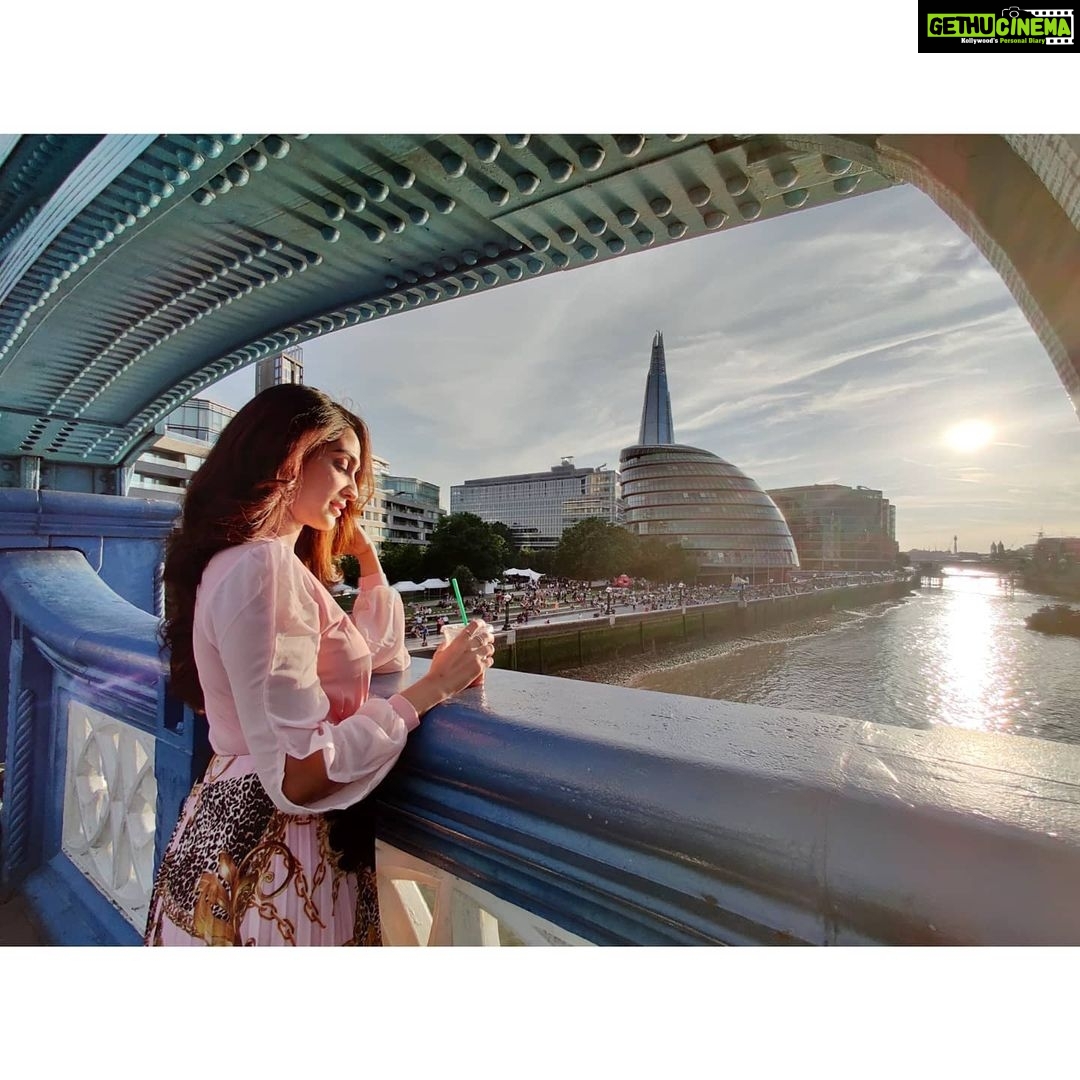 Deepti Sati Instagram - The London bridge ainβt falling down.. But donβt count on it! If after my lockdown indulgences I visit it again.....It just might ππ Miss the π And life was set π #london #towerbridge #sun #goldenhour #travels #missit London, United Kingdom