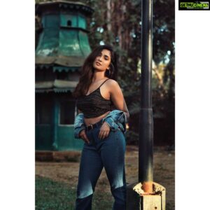 Deepti Sati Instagram - I'm a wanderlust soul ... 📸 @eccentric_portraits #outdoors #beforethelockdown #sunsetlight #travel #wanderlust #wanderlustsoul