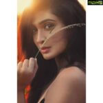 Deepti Sati Instagram - Living through throwbacks 🌞🌾 📸 @eccentric_portraits . . . . #throwback #sun #sunsetlight #goldenhour #beforethelockdown