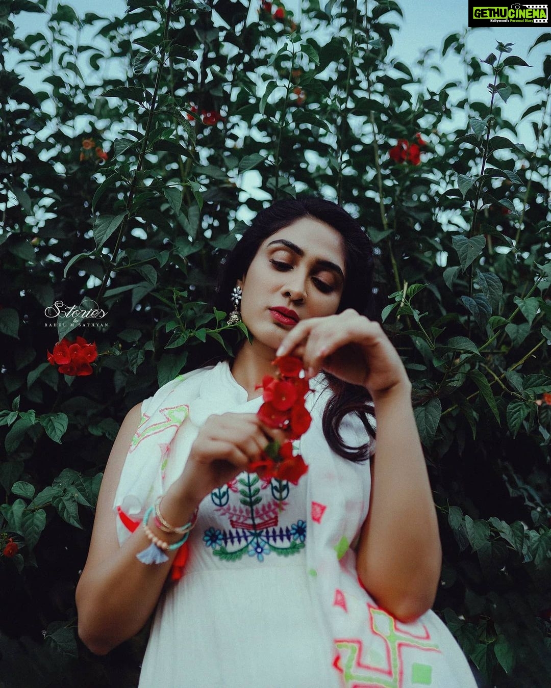 Deepti Sati Instagram - With 🌺and 🌿 Clicked by @rahulmsathyan Grading- @snatch_rover #throwback #nature #feels #outdoors