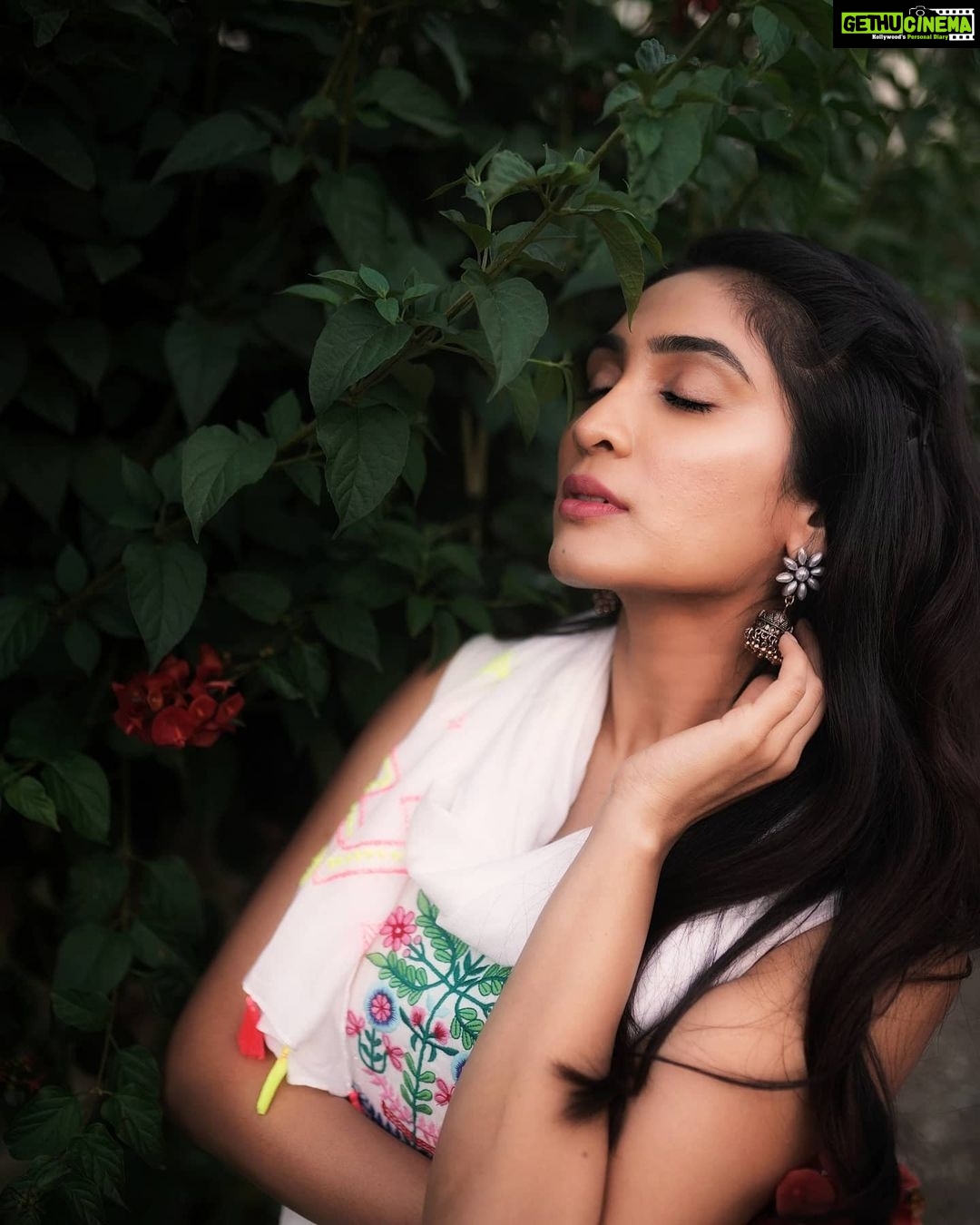 Deepti Sati Instagram - #throwback to the time I was out among the green green trees ..🌳🌳🌳💚💚💚 #throwback #feels #outdoors #amongthetrees Clicked by @rahulmsathyan 💚 Grading by @snatch_rover
