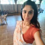 Deepti Sati Instagram - Little mithai n some selfies between hectic shots were so needed 🙈🤪 Isn't it @naveen_medaram 😁 PS - today isn't my bday ! @ahavideoin @northstarentertainmentofficial #bts #inbetweeners #sin #ahavideoin #northstar #geetaarts #nandita #mithailove #selfie #hyderabad Greater Hyderabad