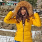 Deepti Sati Instagram - Afternoons in the snow be like ...☺️🌞❄️🥰 #bts #dhanaulti #uttrakhand #snow #coldafternoons #weatherlove #happiness Dhanaulti, Uttarakhand, India