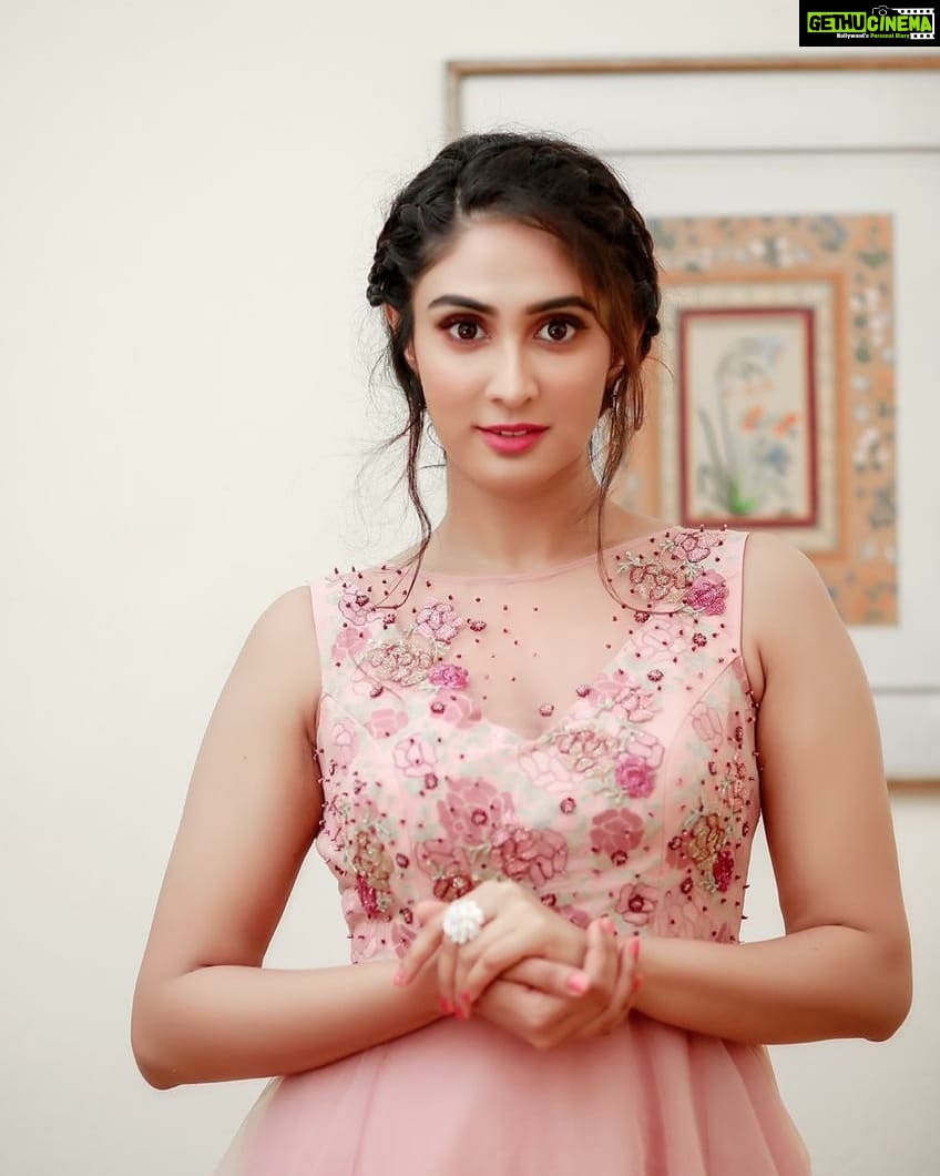 Deepti Sati Instagram - Making me feel like a princess in this beautiful custome made creation for Vanitha awards 2020 This beautiful creation was created by @tiyaneilkarikkassery @t.and.msignature π Captured by @pranavraaaj π€ @vanithaofficial #vanithaawards2020 #princessvibes #love #redcarpet #deeptisati