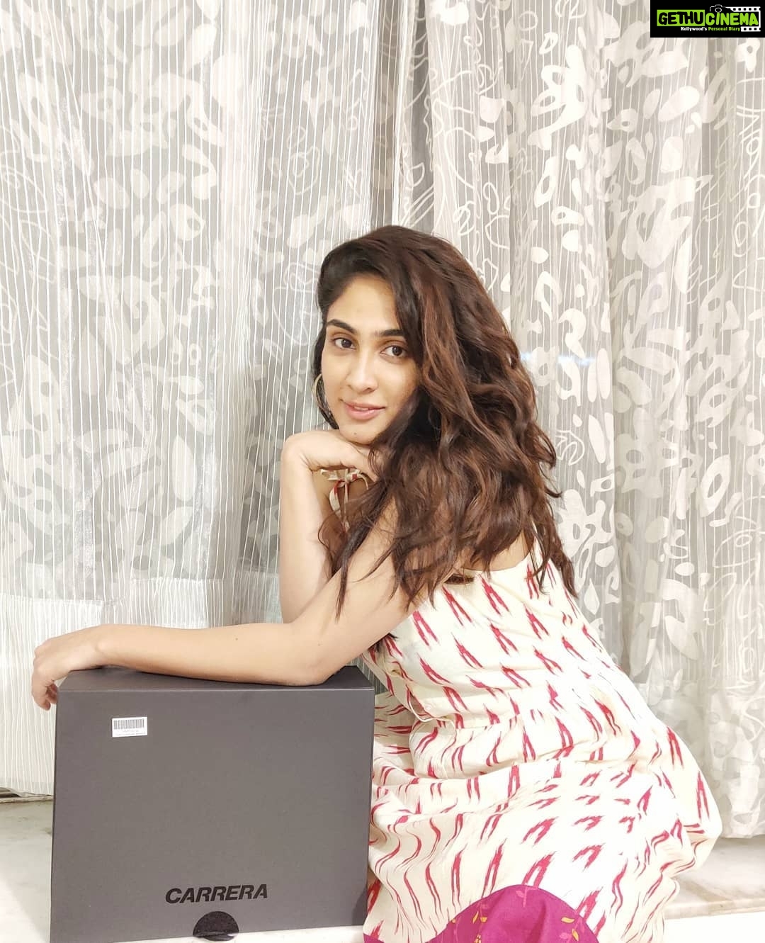Deepti Sati Instagram - According to me one's hair can make or break ones look and going to the salon everyday is not a possibility.. but sometimes it's unavoidable but thanks to @carrera.me HOT air brush 535 I can get my hair styling done at home itself ..by myself!!!!! without too much of an effort Easy to use tools and which also protect your hair ..wat else does one need !!??ππ€ Thanks @carrera.me #carrera #hairstyles #carrera535 #easy #safe #enjoyable