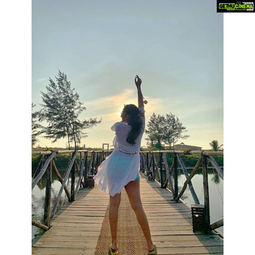 Deepti Sati Instagram - πΆπ
ππ #gratitude #music #sunset #beachlife #love