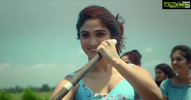 Deepti Sati Instagram - How often do you get to row a boat on the backwaters while spreading refreshingly fresh vibes all around. Super stoked to be a part of the cuticura family and share this Cuticura Talc film with you guys @cuticura_india #cuticura #Talc #OriginalBloom#LavenderMist #PinkPassion#SandalGlow#Pearlsoft #bluebreeze #Refreshinglyfresh#Freshness#Fragrance #talcum#talcumpowder#talc#beauty#lifestyle#skincare Alleppy Backwater River Houseboat