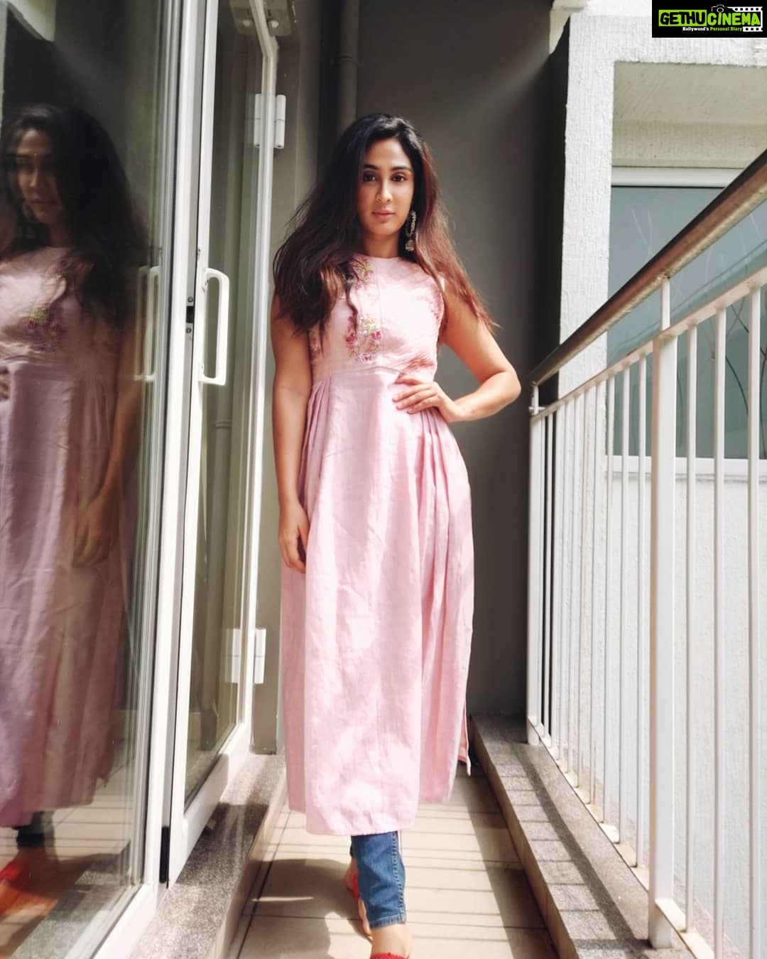 Deepti Sati Instagram - Feeling all easy breezy during the promotions for Driving license ... Wearing this simple cute pink kurta top from @maria.tiya.maria #DrivingLicence #runningsuccessfully #happy #grateful