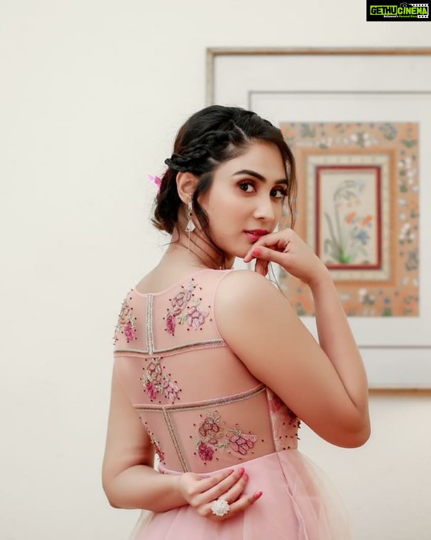 Deepti Sati Instagram - Making me feel like a princess in this beautiful custome made creation for Vanitha awards 2020 This beautiful creation was created by @tiyaneilkarikkassery @t.and.msignature π Captured by @pranavraaaj π€ @vanithaofficial #vanithaawards2020 #princessvibes #love #redcarpet #deeptisati