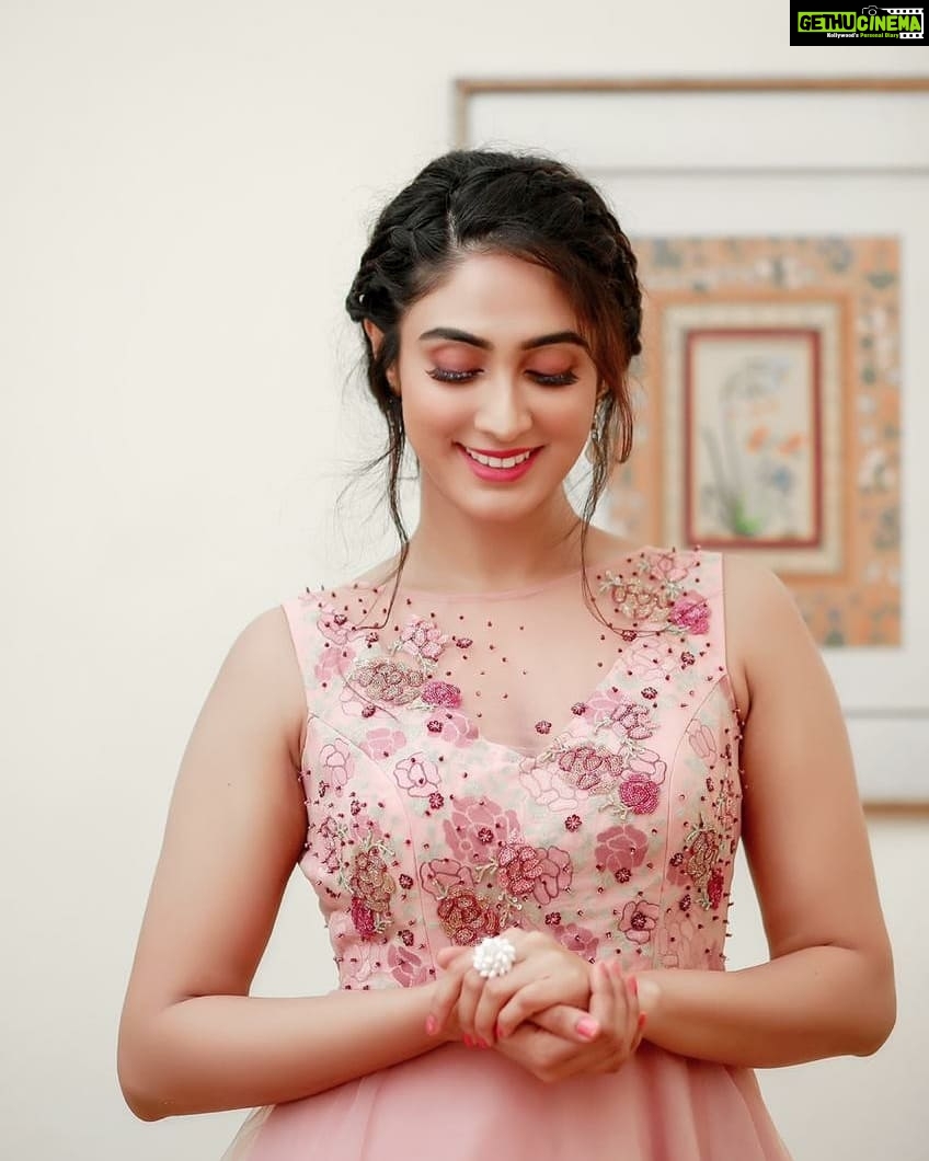 Deepti Sati Instagram - Making me feel like a princess in this beautiful custome made creation for Vanitha awards 2020 This beautiful creation was created by @tiyaneilkarikkassery @t.and.msignature π Captured by @pranavraaaj π€ @vanithaofficial #vanithaawards2020 #princessvibes #love #redcarpet #deeptisati