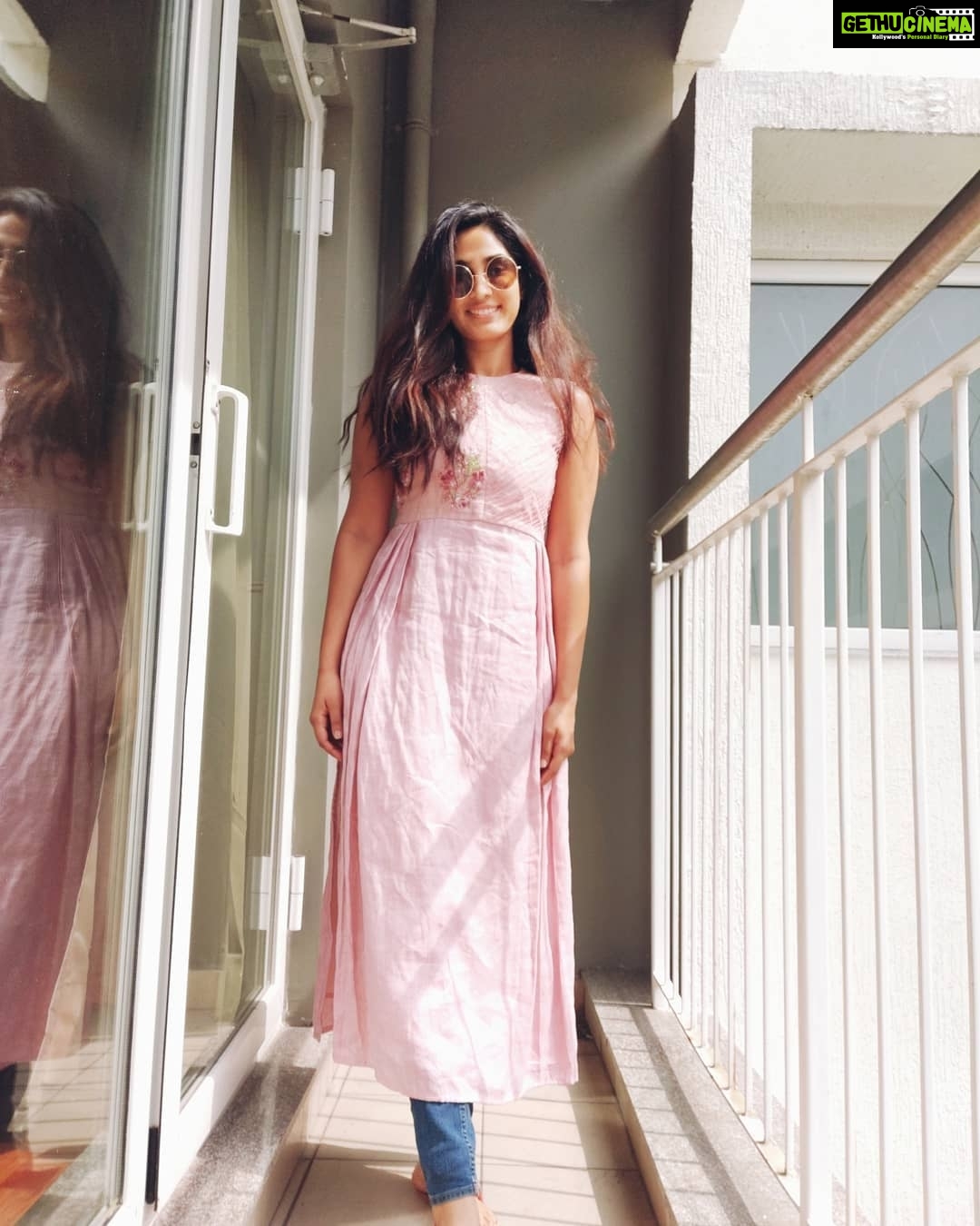 Deepti Sati Instagram - Feeling all easy breezy during the promotions for Driving license ... Wearing this simple cute pink kurta top from @maria.tiya.maria #DrivingLicence #runningsuccessfully #happy #grateful