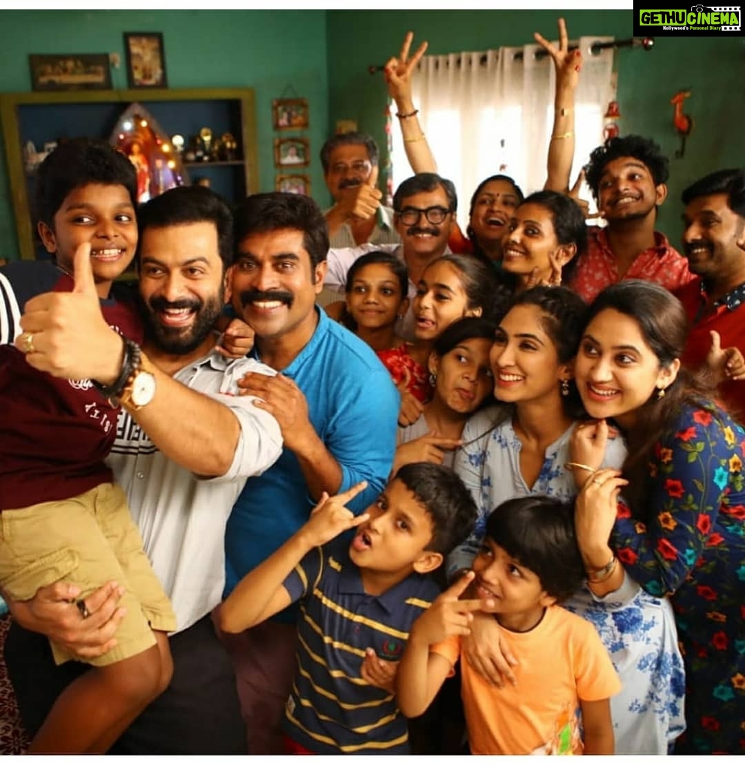 Deepti Sati Instagram - Driving license ..in two days .. @therealprithvi @surajvenjaramoodu @meet_miya #dec20 #release #drivinglicense