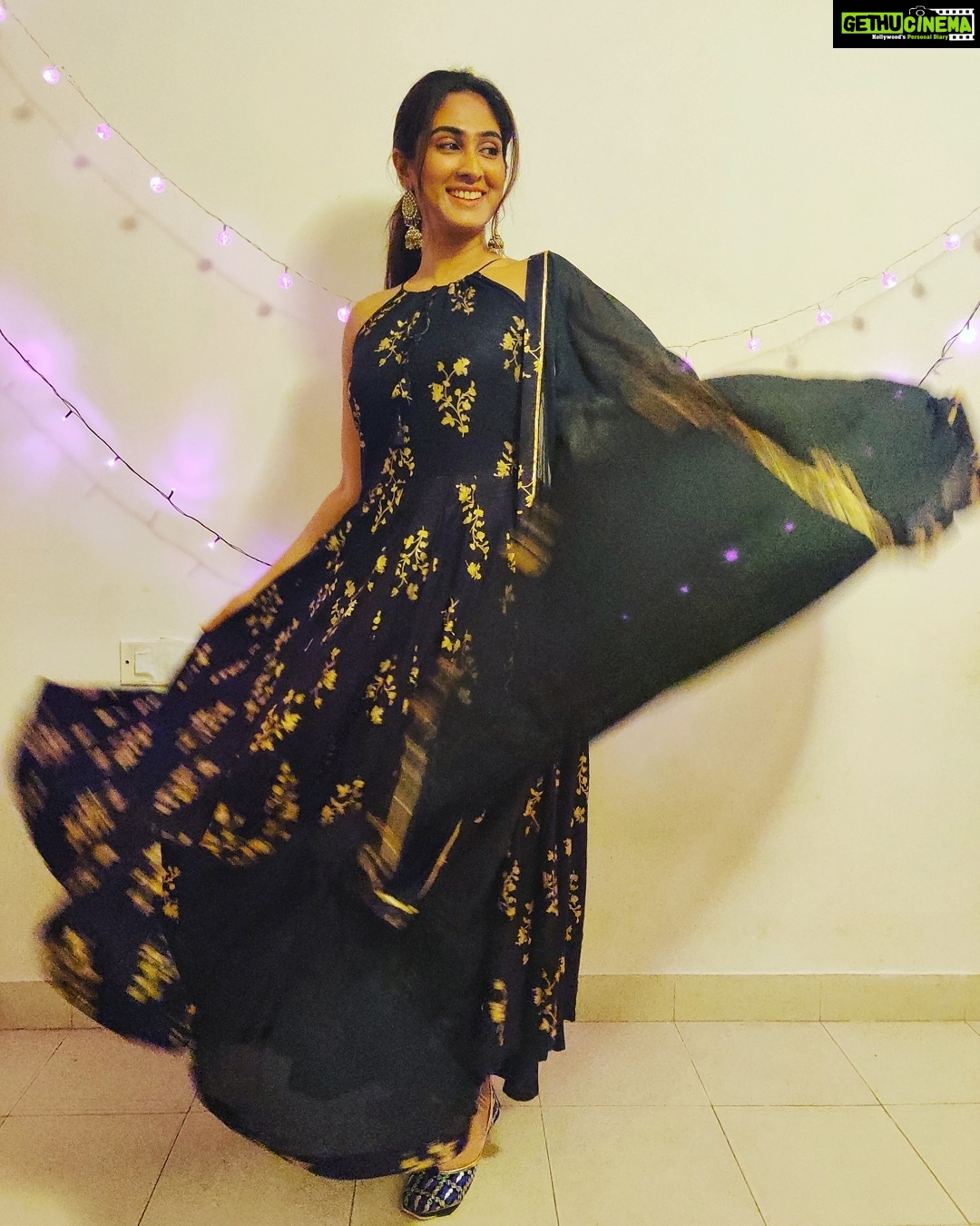 Deepti Sati Instagram - I know Diwali is over but still one last throwback ...😀🪔 #festiveseason #tb #diwalitime #twirls #feltlikeposting