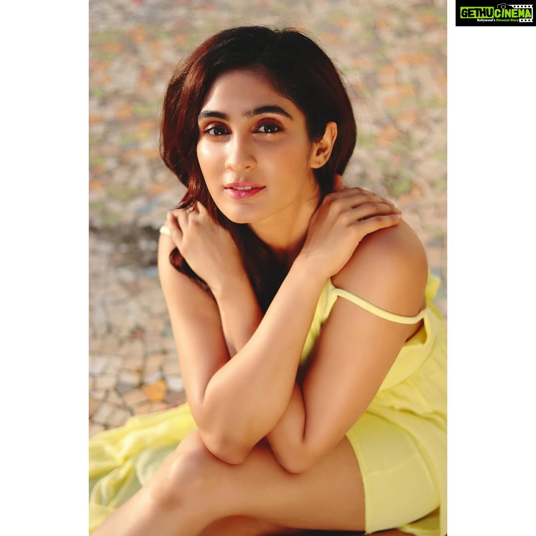Deepti Sati Instagram - Golden hour ☀️ Captured by - @darshan_bhanushali_photography #sunlight #goldenhourphotography