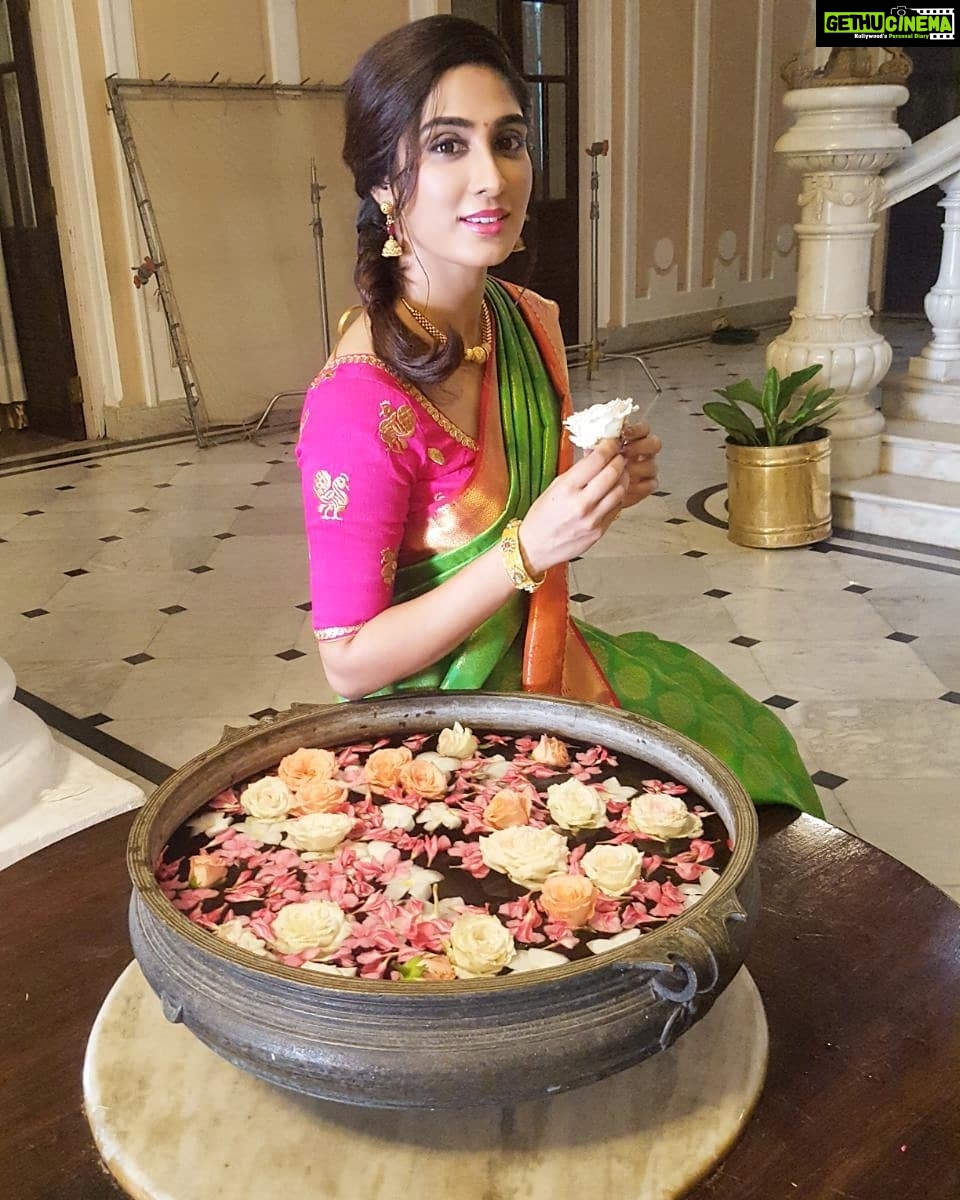 Deepti Sati Instagram - ढेर सारी शुभकामनाएं धनतेरस की ।।✨ #diwaliishere #happiness #light #lovetoall