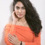 Deepti Sati Instagram - Black Friday Alert! 🔥 ( Orange is the new 🖤 ) Bringing in this Black Friday with @danielwellington Get up to 50% discount on your favourite @danielwellington products. Also add my code DEEPTIDW15 to get another 15% off at checkout..yayy😁😁 . . Captured by @adityab.photography