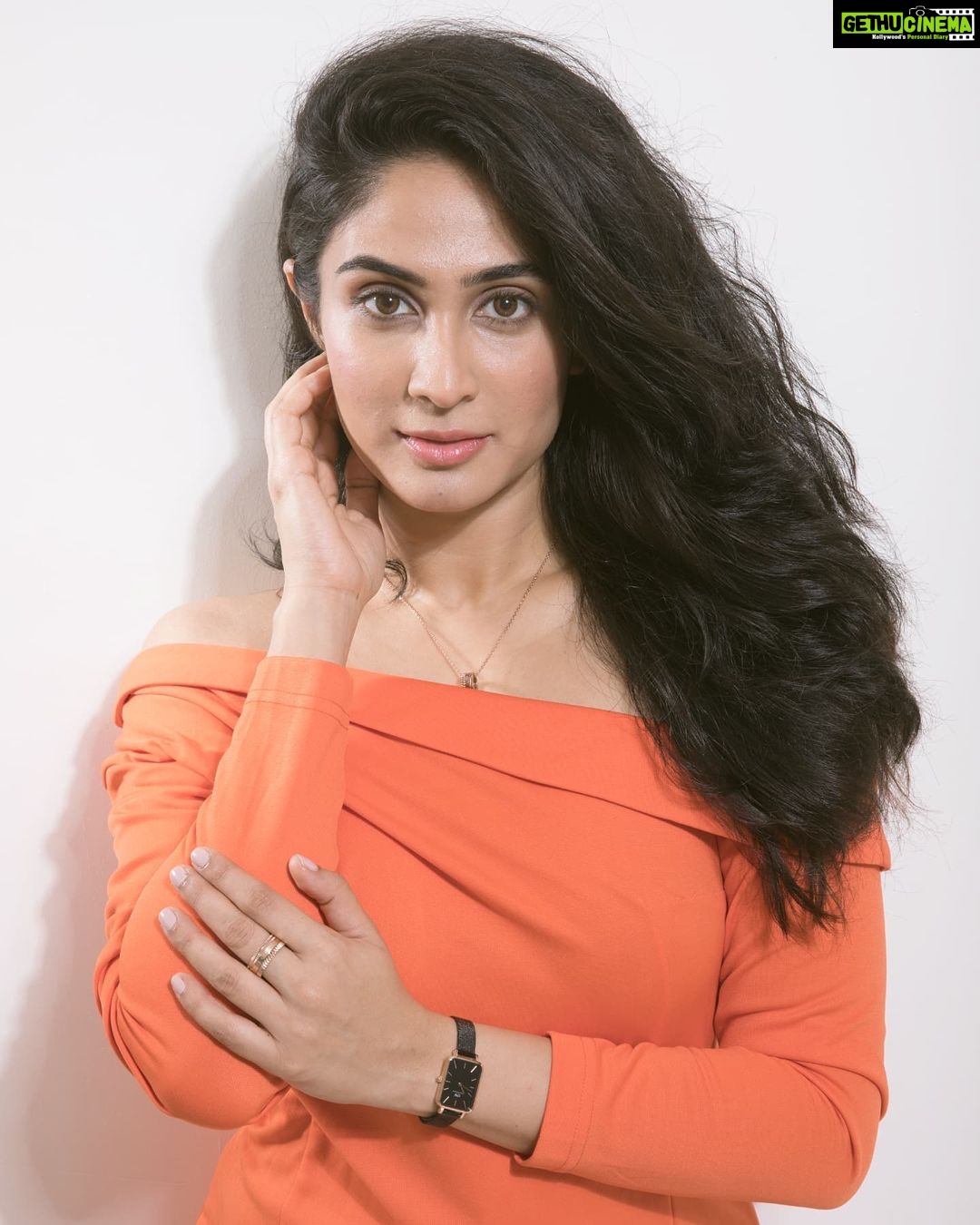 Deepti Sati Instagram - Black Friday Alert! 🔥 ( Orange is the new 🖤 ) Bringing in this Black Friday with @danielwellington Get up to 50% discount on your favourite @danielwellington products. Also add my code DEEPTIDW15 to get another 15% off at checkout..yayy😁😁 . . Captured by @adityab.photography