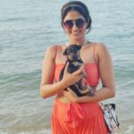 Deepti Sati Instagram - Too happy to have met this cutie 🐕 #allsmiles #puppy #puppylove #puppygram #beach #happyme #cosofhim❤️