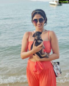 Deepti Sati Instagram - Too happy to have met this cutie 🐕 #allsmiles #puppy #puppylove #puppygram #beach #happyme #cosofhim❤️