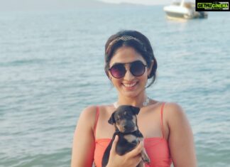Deepti Sati Instagram - Too happy to have met this cutie 🐕 #allsmiles #puppy #puppylove #puppygram #beach #happyme #cosofhim❤️