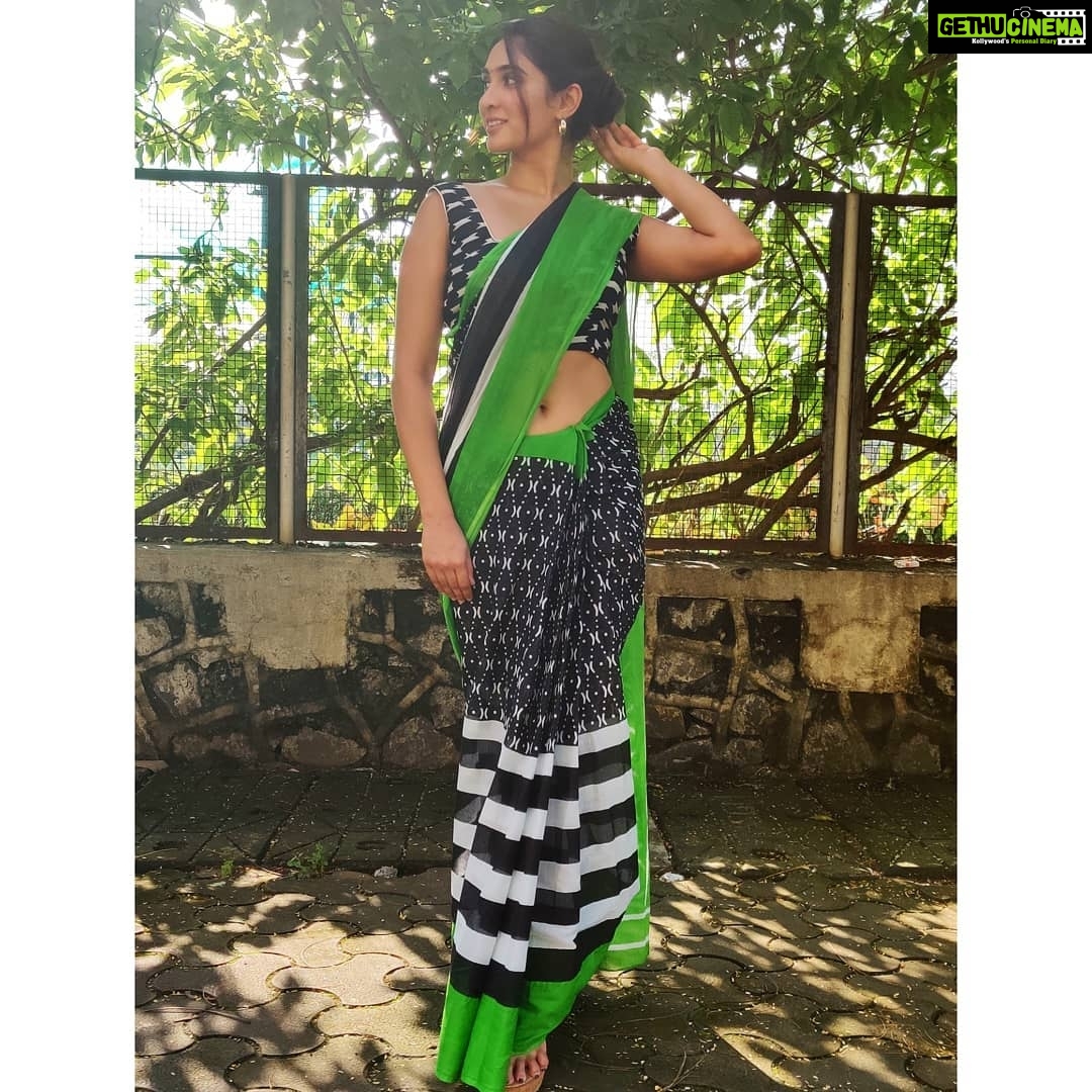 Deepti Sati Instagram - On a very hot day ,wearing this comfy cotton saree by @unnatisilks made me feel so easy breezy 😍 . . . . PS - draped this saree all by myself .. surprised myself 🙀